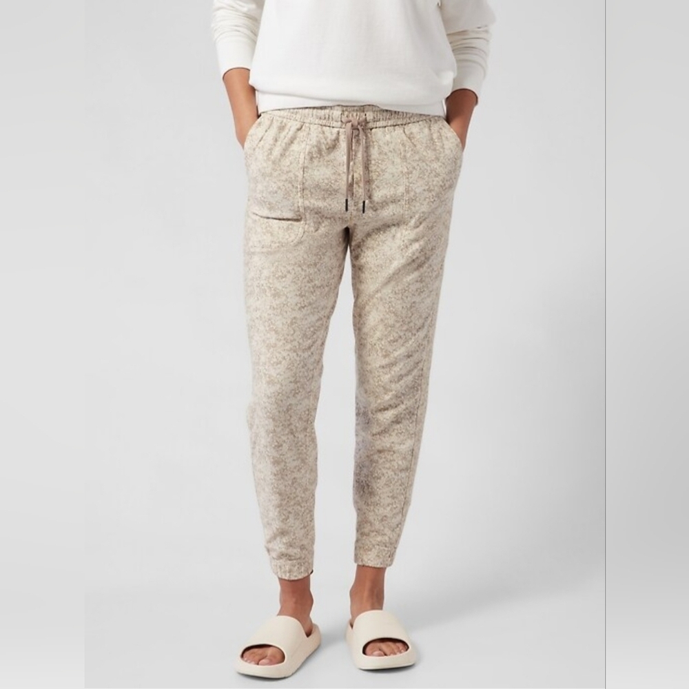 Athleta Farallon Jogger In Pebbles
Texture Abalone